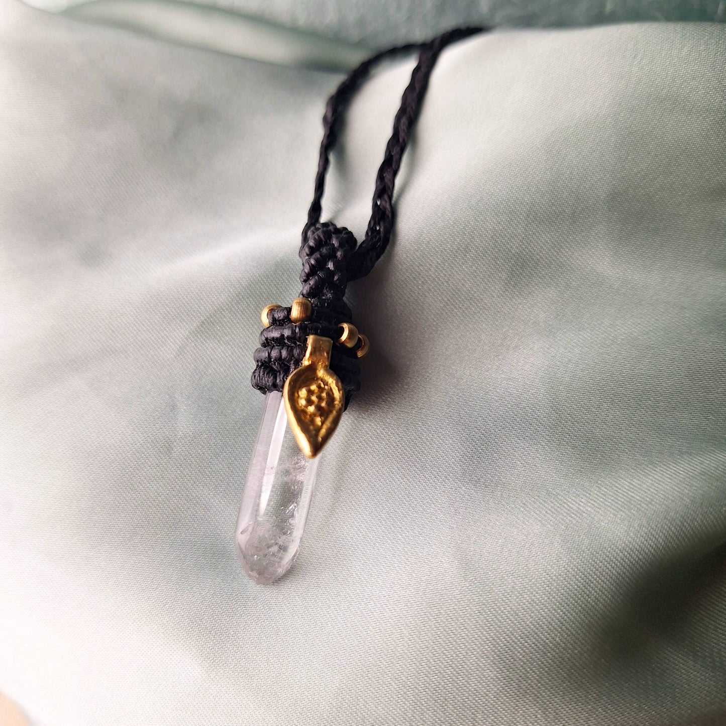 Makramee Kette mit Bergkristall/ Boho Hippie Schmuck • Edelstein Halskette