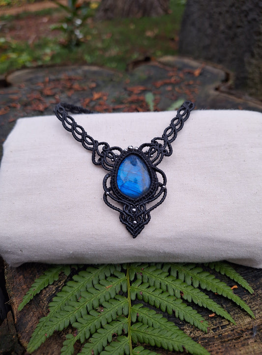 Blue Flame – Boho Macramé Choker Necklace with Labradorite