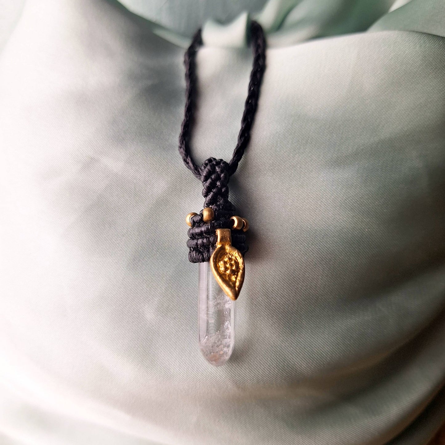 Makramee Kette mit Bergkristall/ Boho Hippie Schmuck • Edelstein Halskette