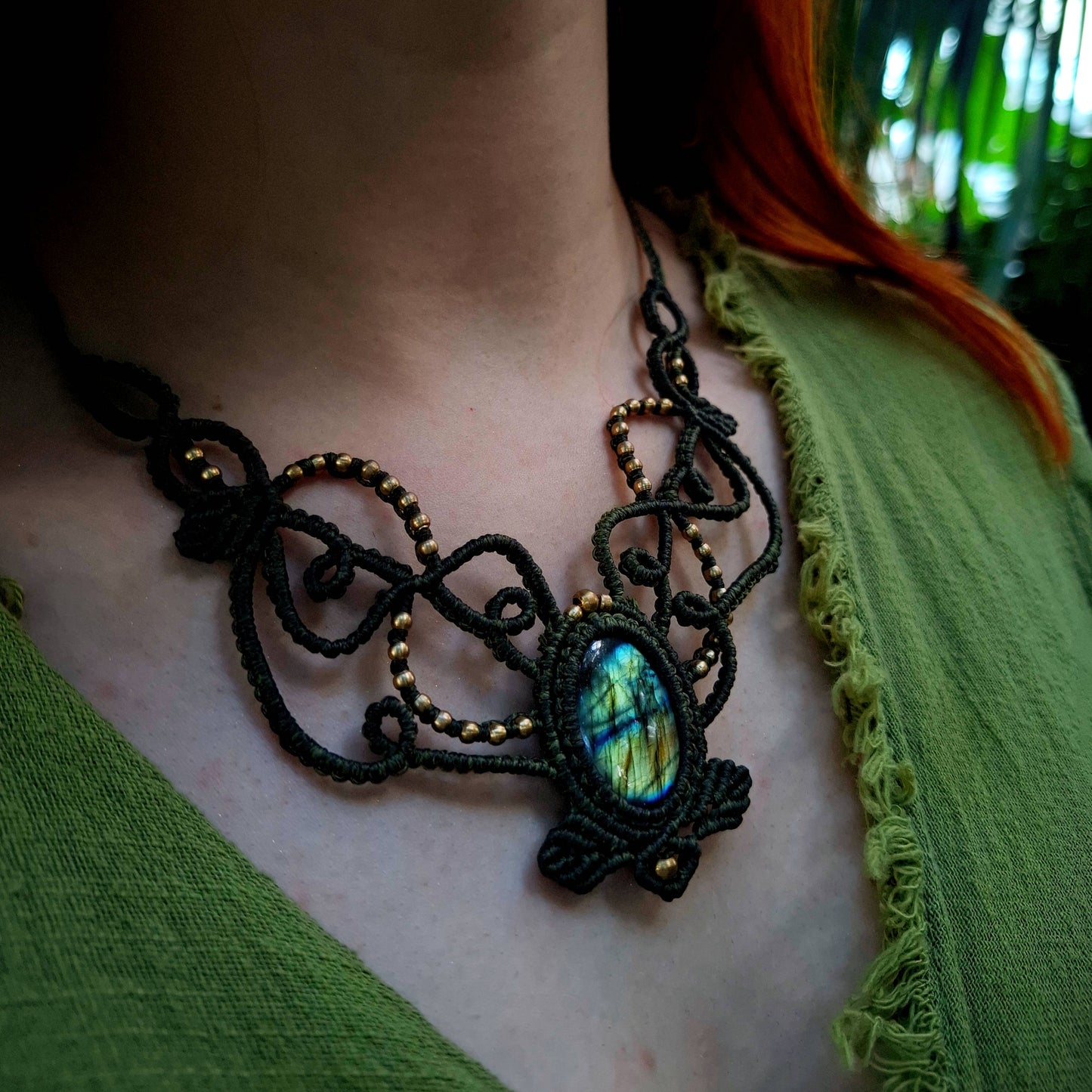 Elaris – Macramé Necklace with Golden Blue Labradorite