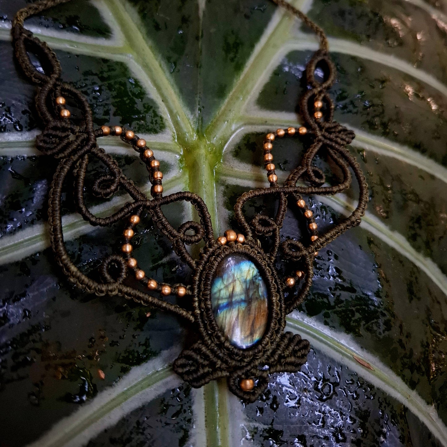 Elaris – Macramé Necklace with Golden Blue Labradorite