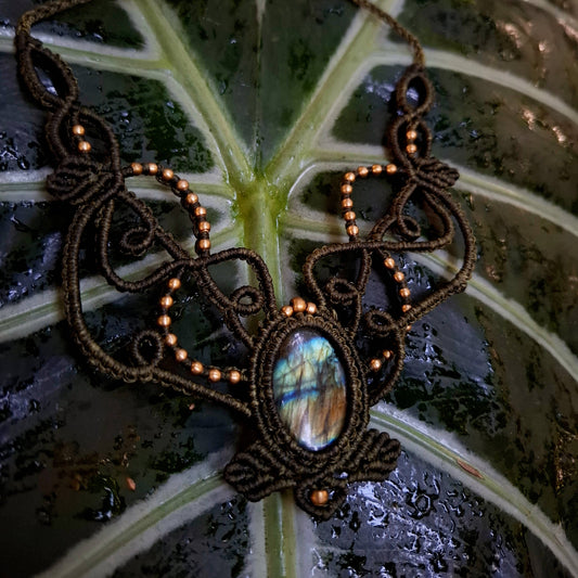 Elaris – Macramé Necklace with Golden Blue Labradorite