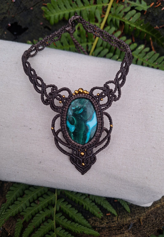 Forest Whiper – Boho Macramé Choker Necklace with Malachite